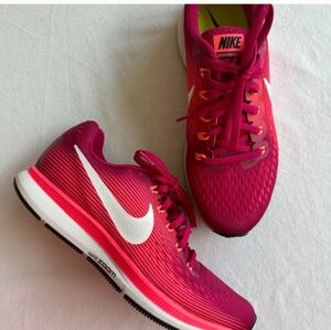 Nike Women's Fuchsia Athletic Sneakers